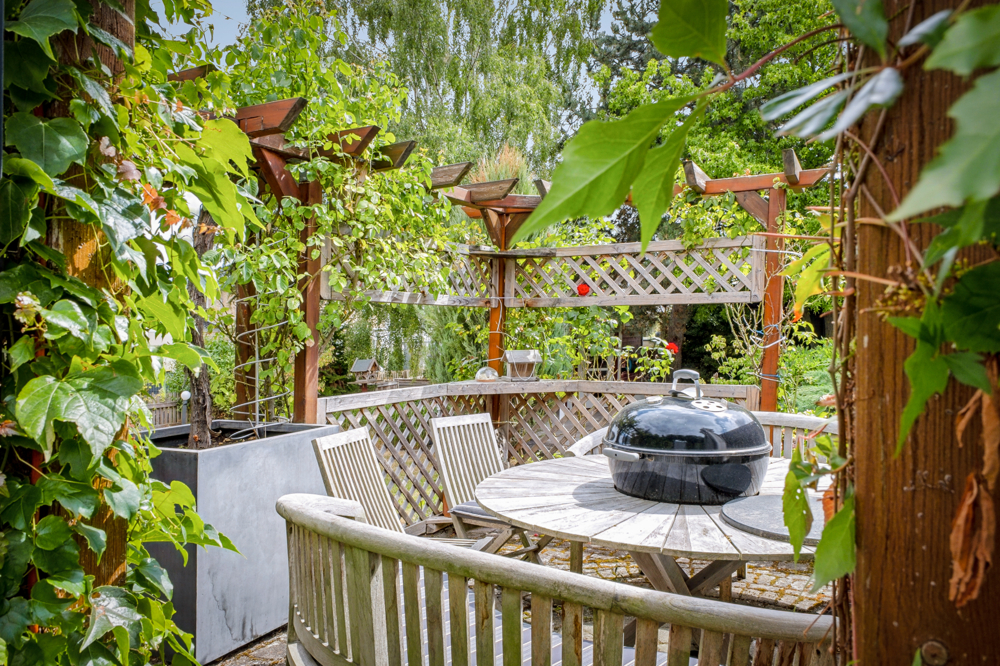 Teilansicht Grill-Terrasse 