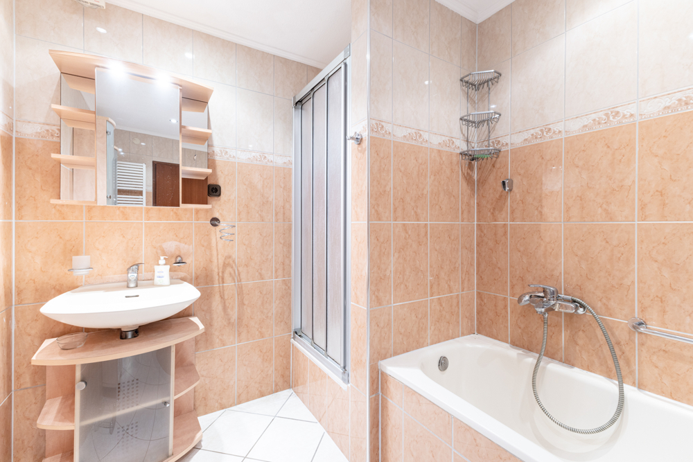 Bad EG Wohnung 1